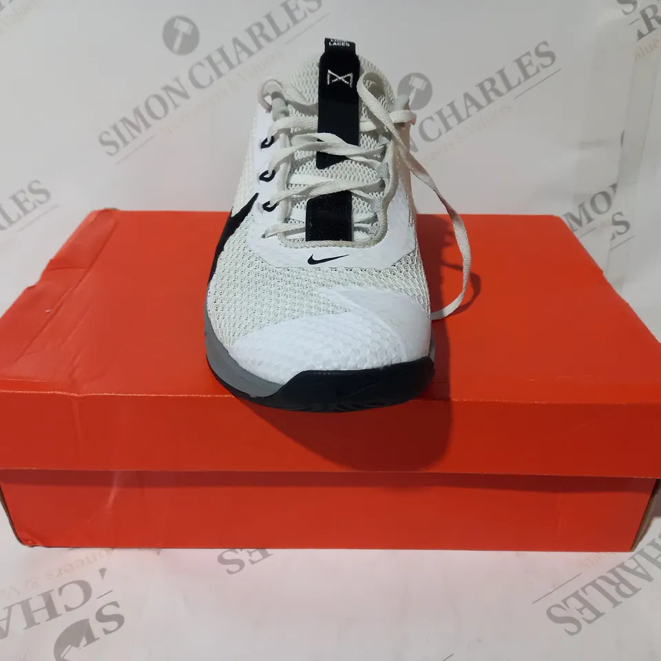 BOXED PAIR OF NIKE METCON 7 SHOES IN WHITE/BLACK/GREY UK SIZE 7
