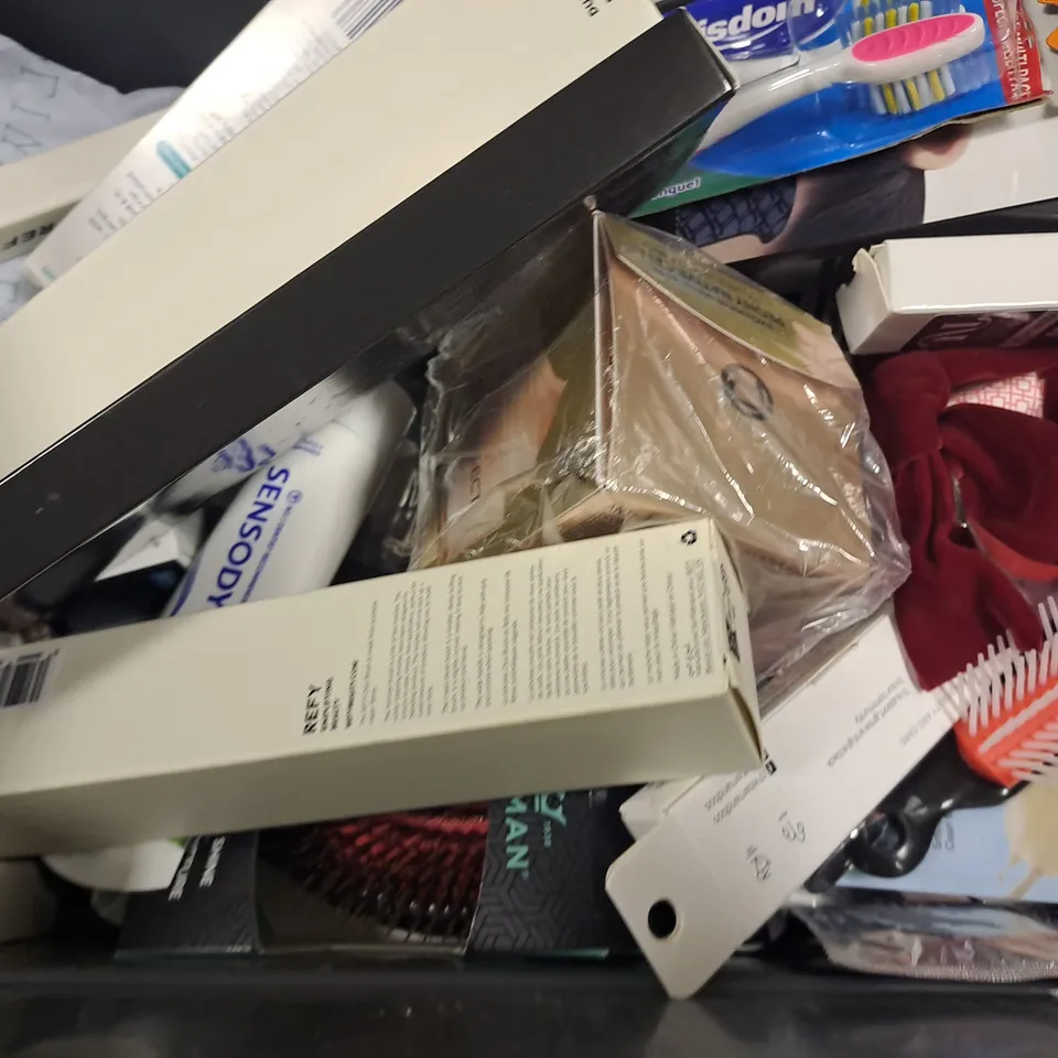 APPROXIMATELY 16 ASSORTED COSMETIC PRODUCTS TO INCLUDE - CORSODLY TOOTHPASTE , THE BODY SHOP MANGO SHOWER GEL ETC