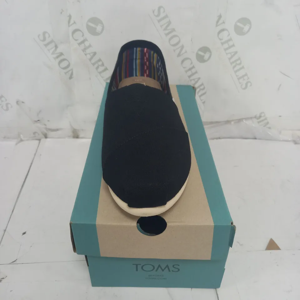 BOXED TOMS CLASSIC SLIP ON SIZE 8