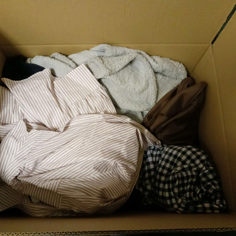 APPROXIMATELY 15 LADIES CLOTHING ITEMS TO INCLUDE DRESSES, SHIRTS AND JACKETS