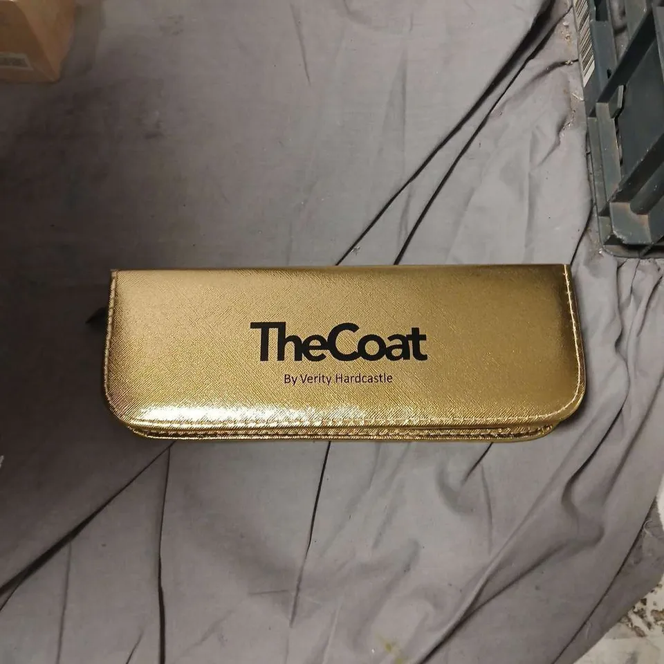 THE COAT BY VERITY HARDCASTLE GROOMING KIT – GOLD CASE