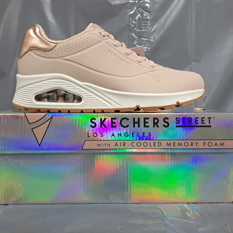 BOXED PAIR OF SKECHERS WOMEN'S SHOES IN PALE PINK/ROSE GOLD SIZE UK 7