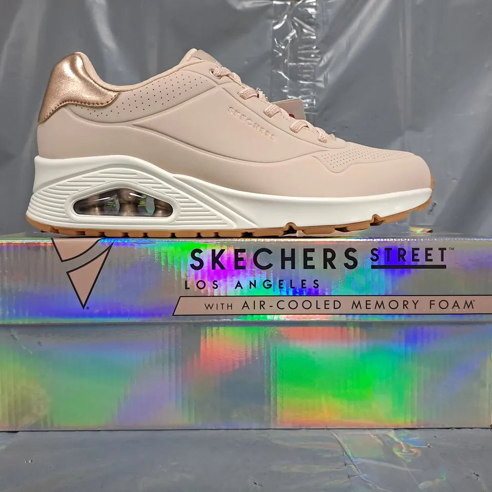 BOXED PAIR OF SKECHERS WOMEN'S SHOES IN PALE PINK/ROSE GOLD SIZE UK 7