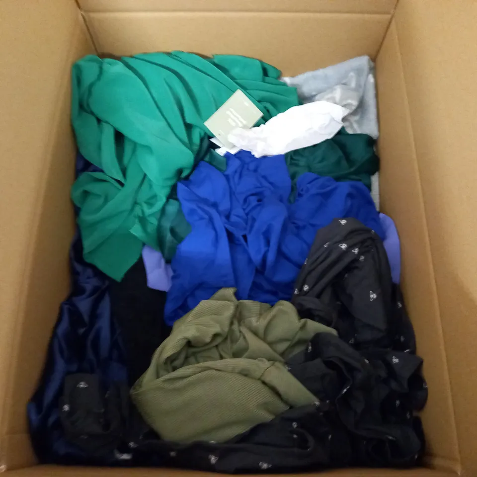 LARGE QUANTITY OF ASSORTED CLOTHING ITEMS TO INCLUDE PRETTY LITTLE THING, ZARA AND DISNEY