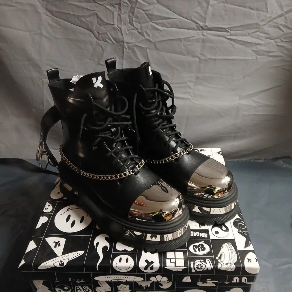 KOI BORIN BLACK LEATHER COMBAT BOOTS WITH CHROME TOE CAPS AND CHAIN DETAIL, SIZE 7
