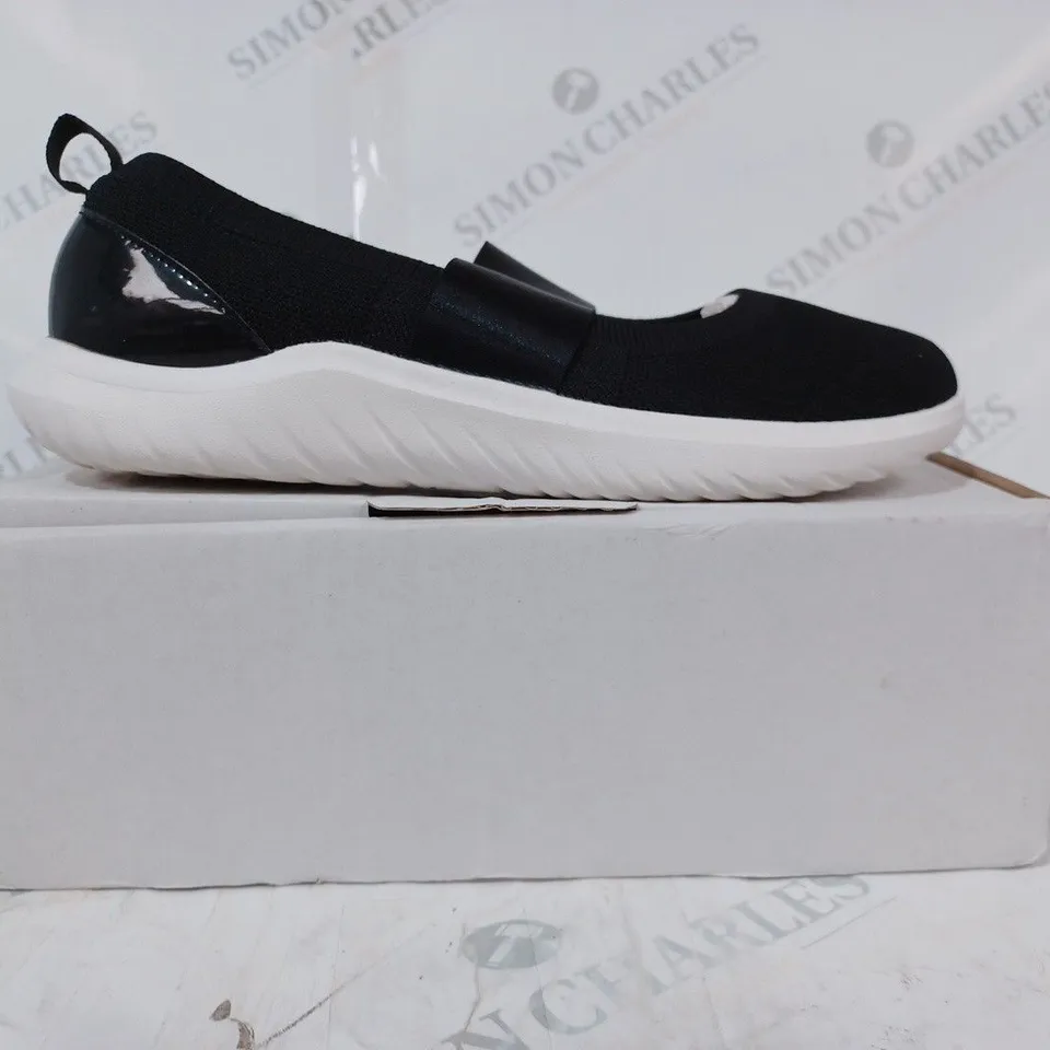 BOXED PAIR OF CLARKS NOVA BALERINA SHOES IN BLACK SIZE 7