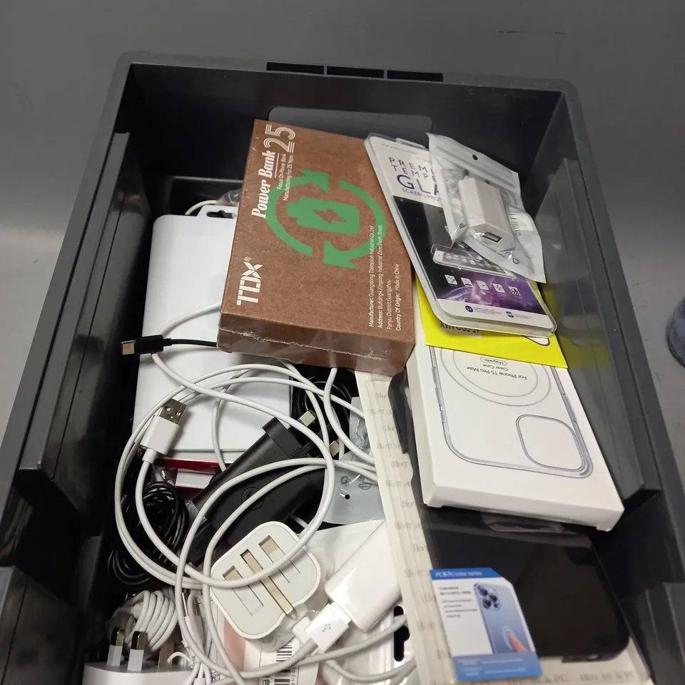 APPROXIMATELY 30 ASSORTED SMARTPHONE ACCESSORIES TO INCLUDE SCREEN PROTECTORS, CHARGING CABLES, PROTECTIVE CASES ETC 