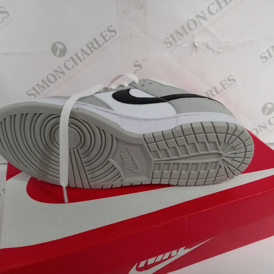 BOXED PAIR OF NIKE WHITE/GREY TRAINERS SIZE 7