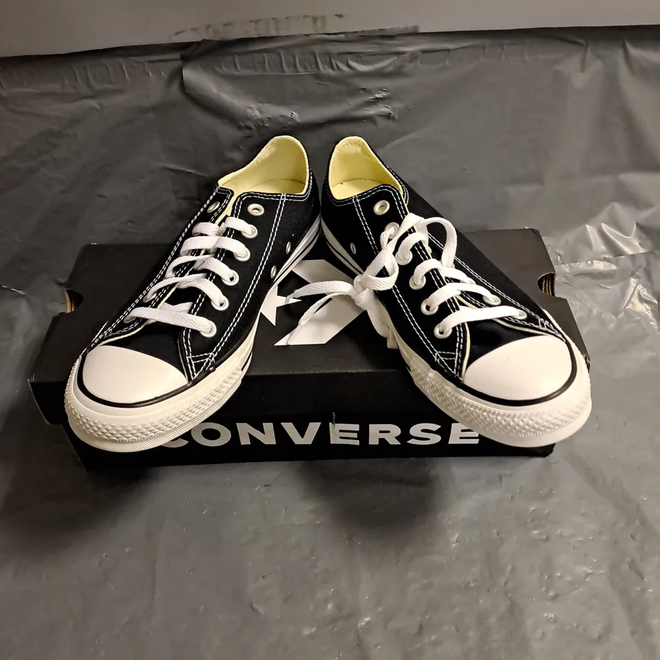 BOXED PAIR OF CONVERSE WIDE SHOES IN BLACK/WHITE SIZE MENS UK 6