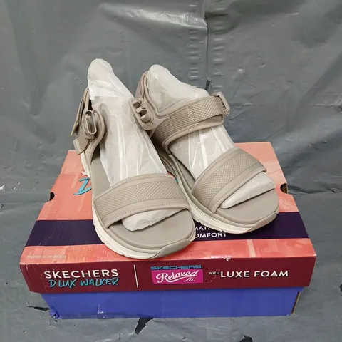 BOXED PAIR OF SKECHERS D'LUX WALKER SANDALS IN TAUPE SIZE 6