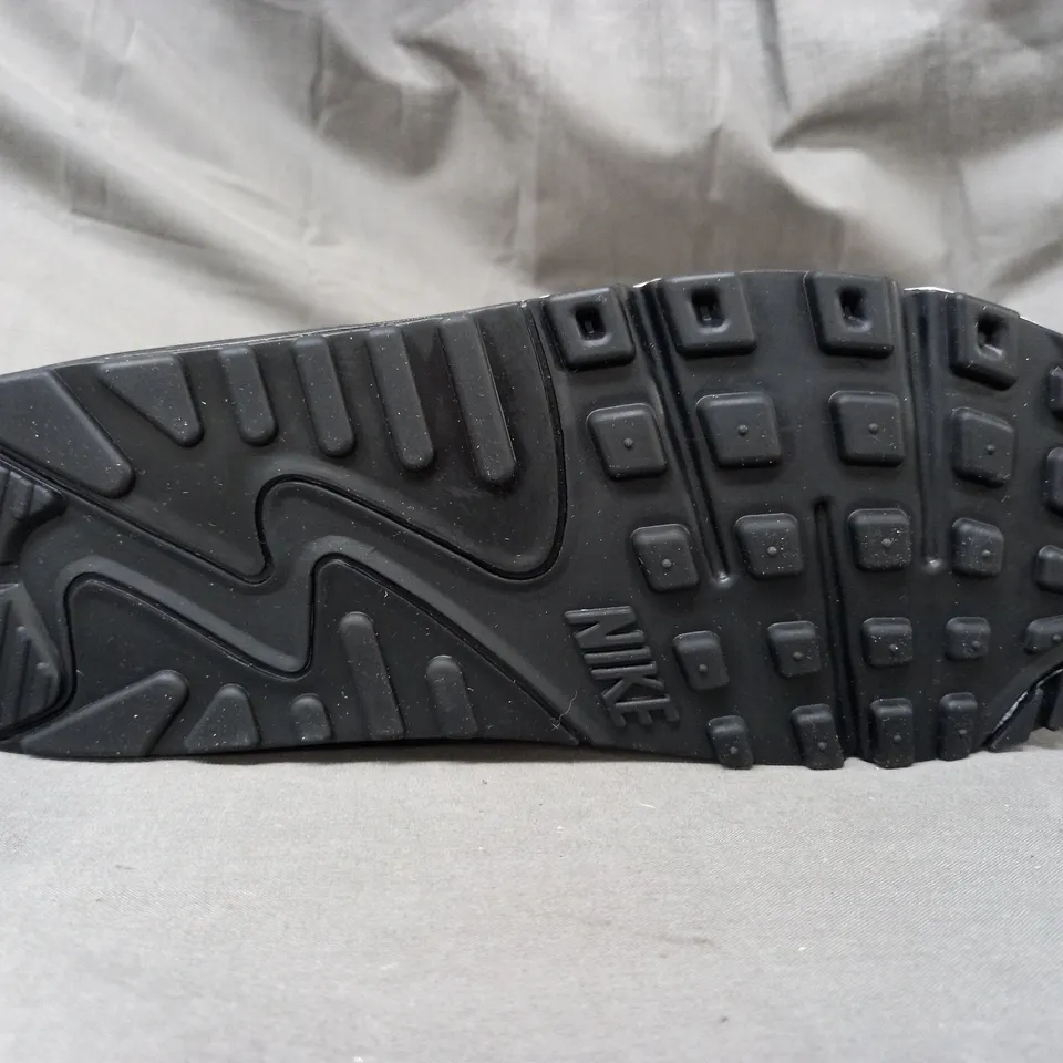 PAIR OF NIKE AIR MAX SHOES IN BLACK/GREY/WHITE UK SIZE 9