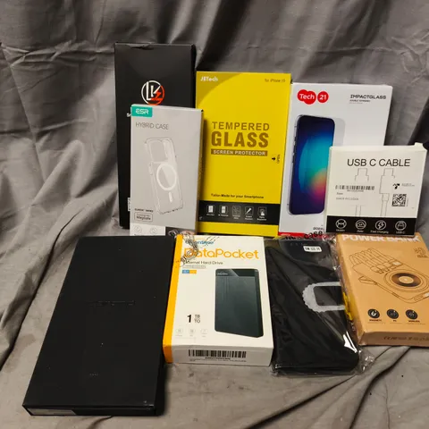 APPROXIMATELY 15 ASSORTED MOBILE PHONE ACCESSORIES TO INCLUDE POWER BANKS, CASES AND SCREEN PROTECTORS, ETC