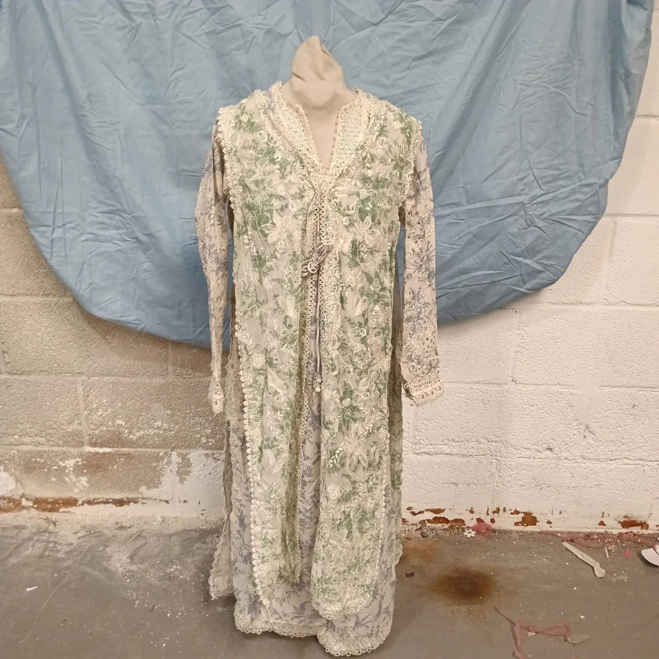 VINTAGE WOMEN'S CLOTHING LOT: ELASTIC-WAIST GREEN TROUSERS & LACE FLORAL KIMONO/ROBE (SIZE SMALL)