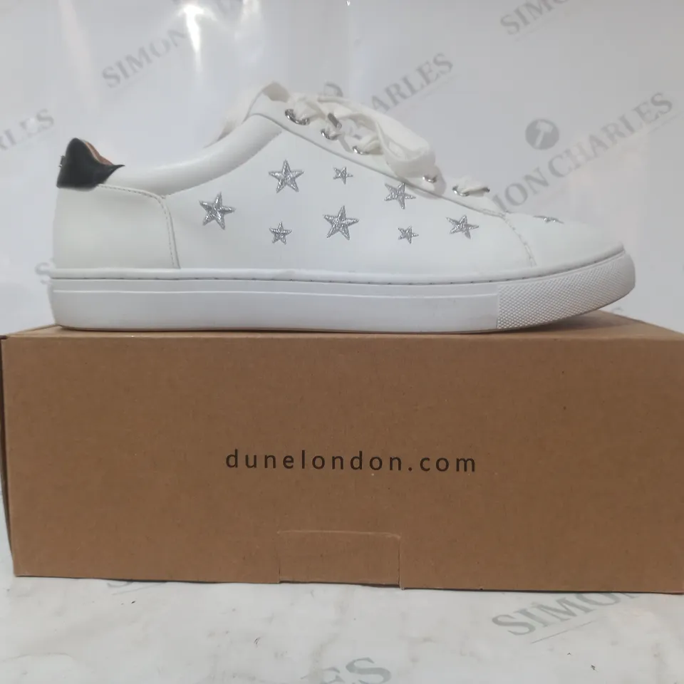 BOXED PAIR OF DUNE LONDON 081 ECLIPTI STAR EMBROIDERED SHOES IN WHITE SIZE 7