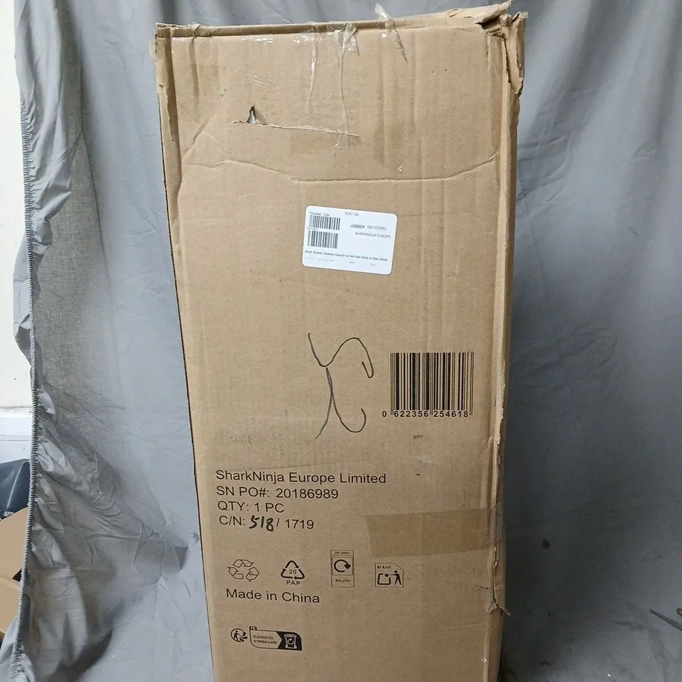 SHARK STRATOS CORDLESS VACUUM W/ ANTI HAIR WRAP & CLEAN SENSE IQ IZ400UKT