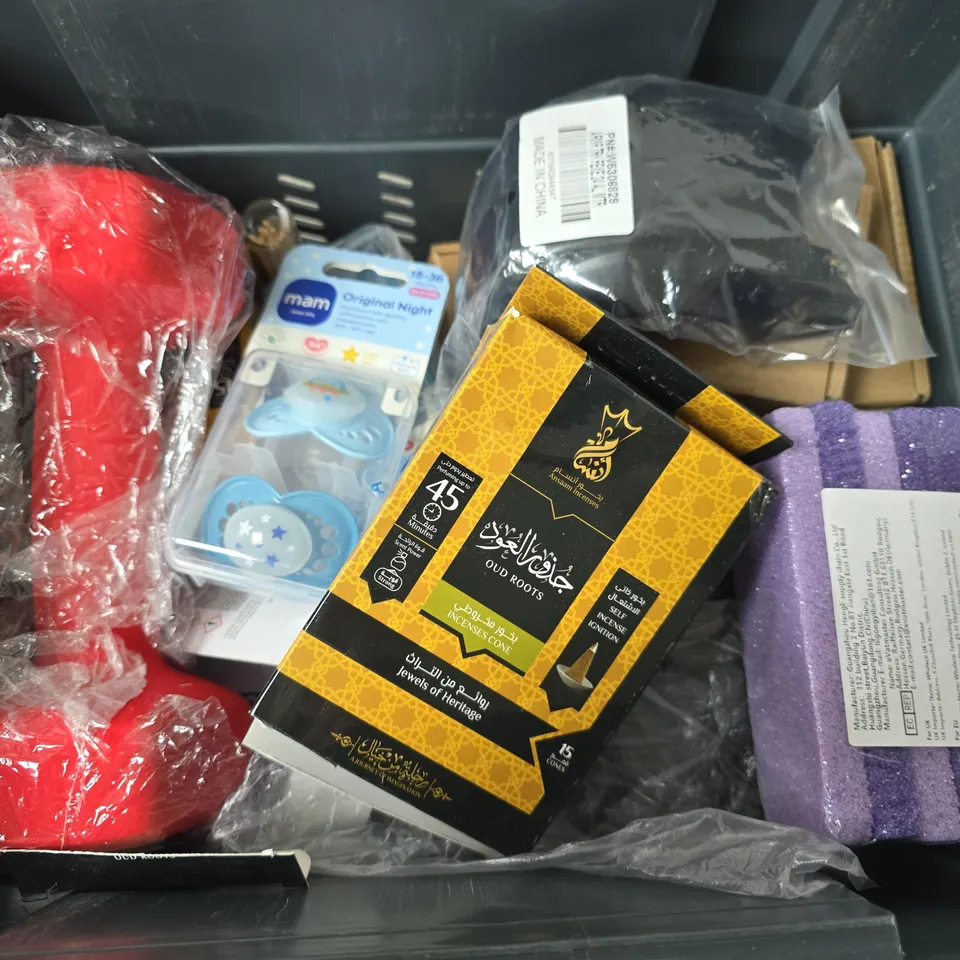 APPROXIMATELY 15 ASSORTED HOUSEHOLD ITEMS TO INCLUDE 5KG WEIGHT, MAM ORIGINAL NIGHT DUMMYS, OUD ROOTS INCESNSE CONES, ETC - COLLECTION ONLY