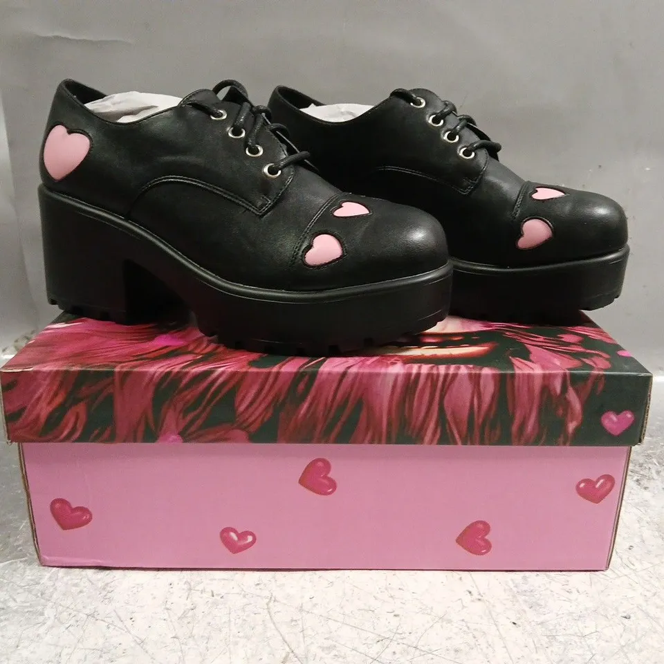 BOXED PAIR OF KOI SHOES IN BLACK W. PINK HEARTS SIZE UK 5