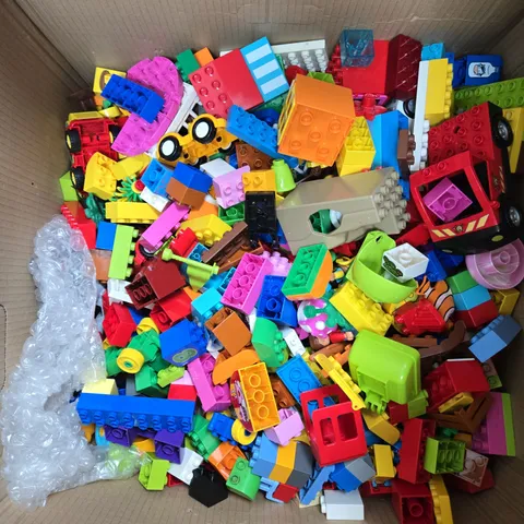 LARGE ASSORTMENT OF CHILDRENS BUILDING BRICK TOYS 