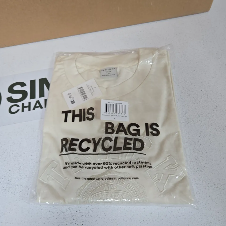 BOX OF APPROXIMATELY 15 ASSORTED CLOTHING ITEMS TO INCLUDE: BOX FIT COLLEGE T SHIRT