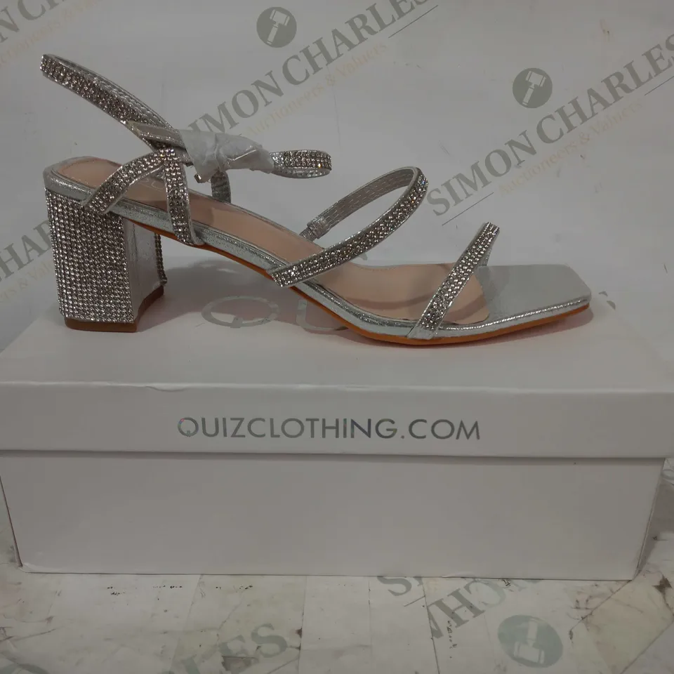 BOXED PAIR OF QUIZ QOPEN TOE BLOCK HEEL SANDALS IN SILVER COLOUR W. JEWEL EFFECT EU SIZE 40