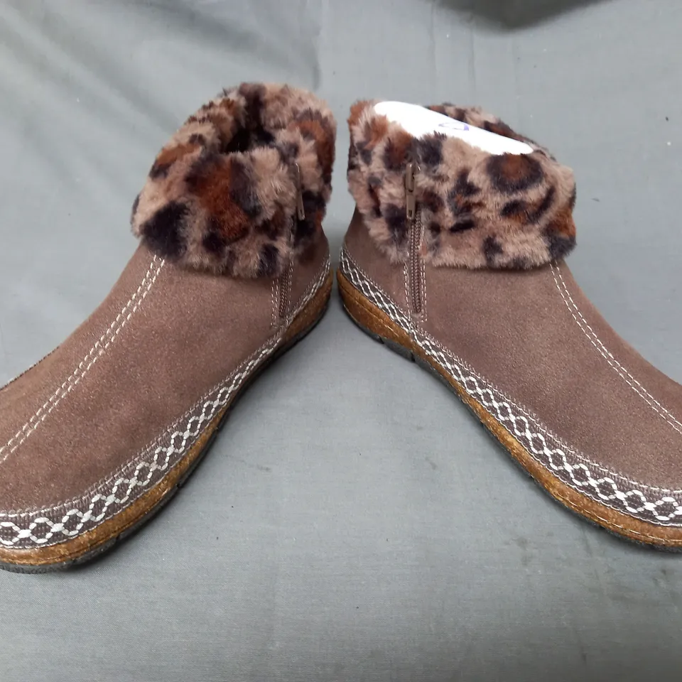BOXED PAIR OF EARTH ORIGINS EMMALYN BOOTIES IN CHOCOLATE SIZE 5