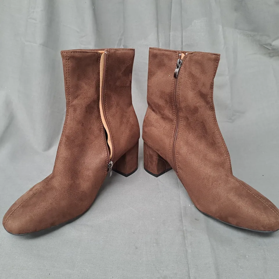 BOXED PAIR OF DESIGNER BLOCK HEEL ANKLE BOOTS IN BROWN EU SIZE 42