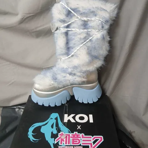 KOI X HATSUNE MIKU SNOW MIKU FLUFFY MONSTER LONG BOOTS – WHITE/BLUE, UK 5