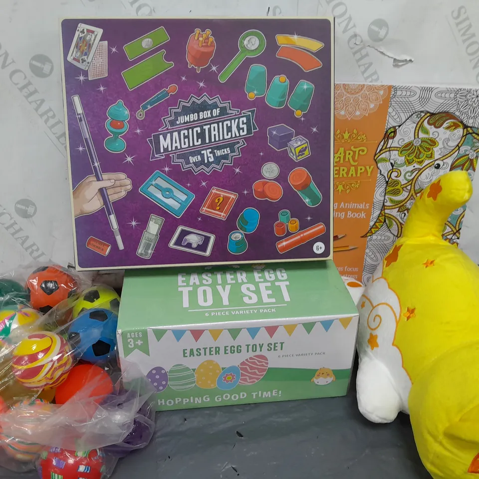 APPROXIMATELY 20 ASSORTED TOYS & GAMES TO INCLUDE BOUNY BALLS, MAGIC TRICKS SET, APHMAU PLUSH, ETC