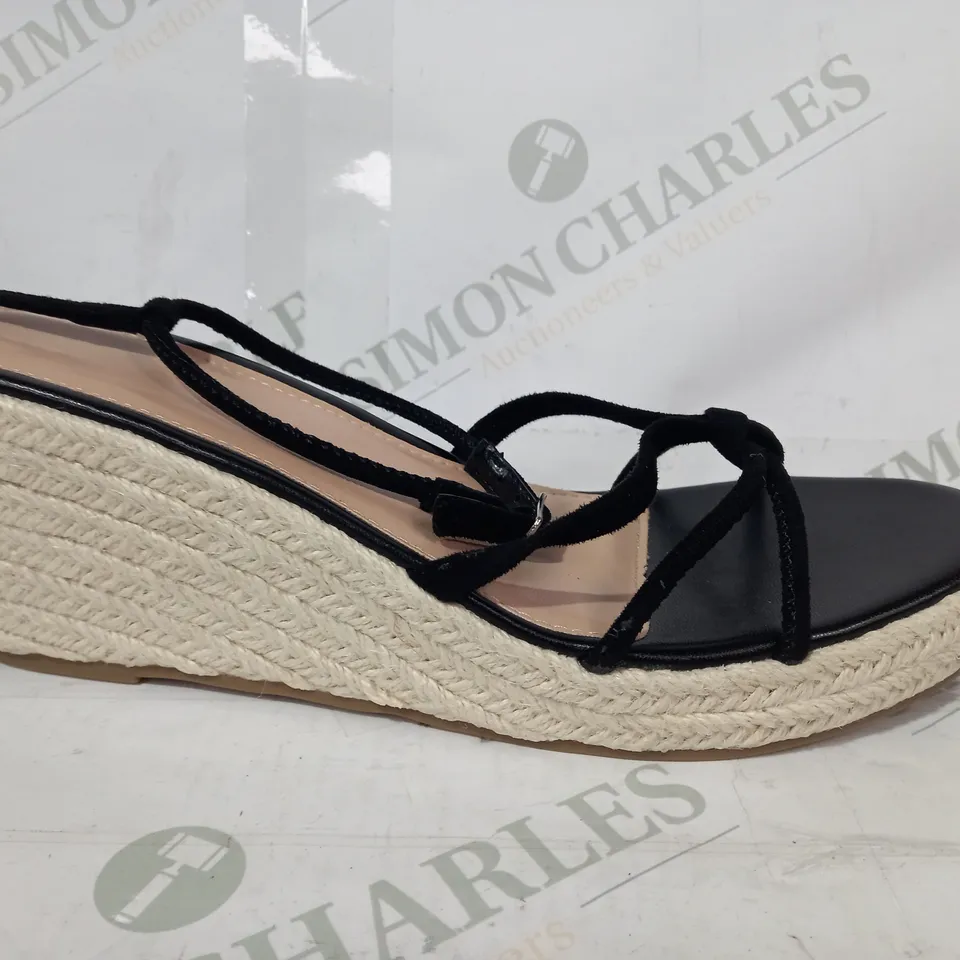 PAIR OF DESIGNER STRAPPY OPEN TOE WEDGE SANDALS IN BLACK EU SIZE 41