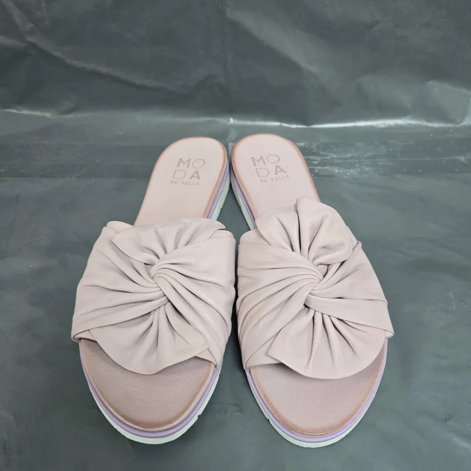 BOXED PAIR OF MODA LILAC LEATHER TWIST BOW SPORTY SANDALS - UK SIZE 40