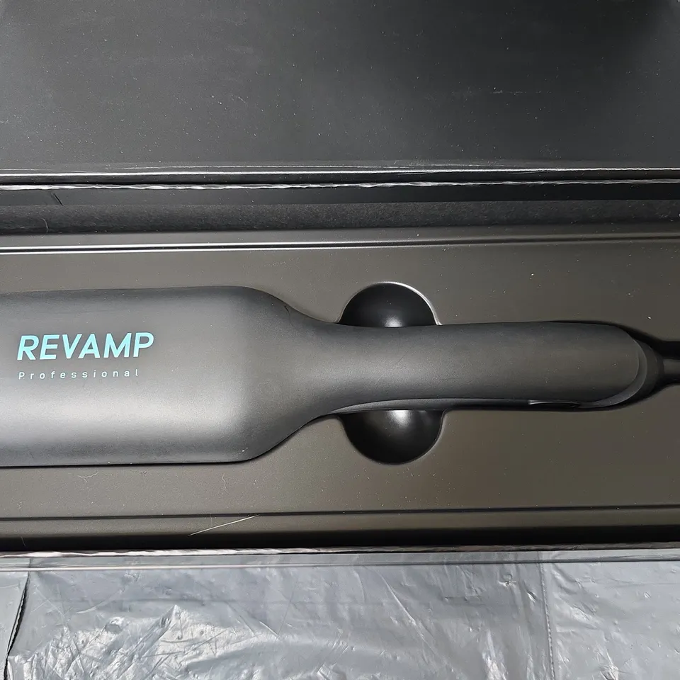 BOXED REVAMP PROGLOSS 2-N-1 BEACH & VOLUME CERAMIC WAVER WV-3000-EU