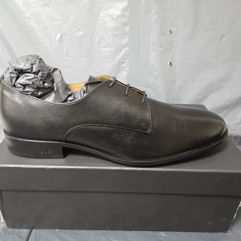 BOXED PAIR OF BOSS COLBY SHOES IN BLACK - SIZE 10.5