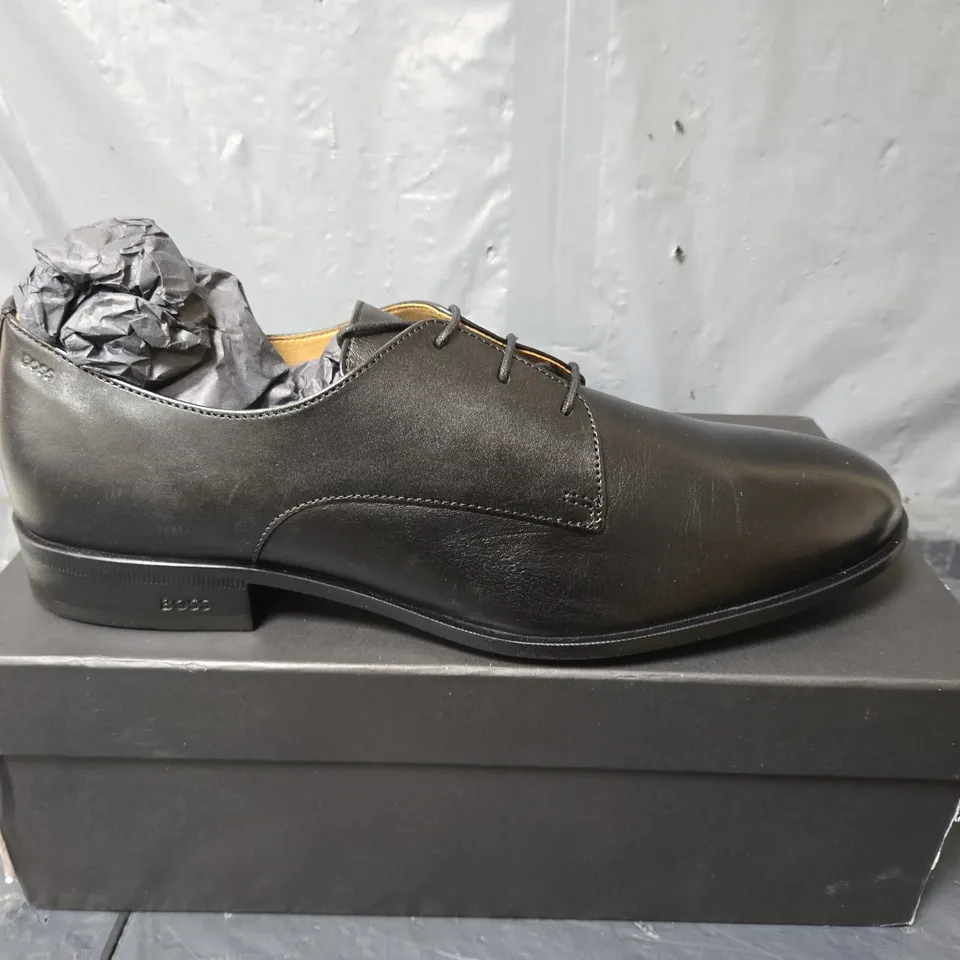 BOXED PAIR OF BOSS COLBY SHOES IN BLACK - SIZE 10.5