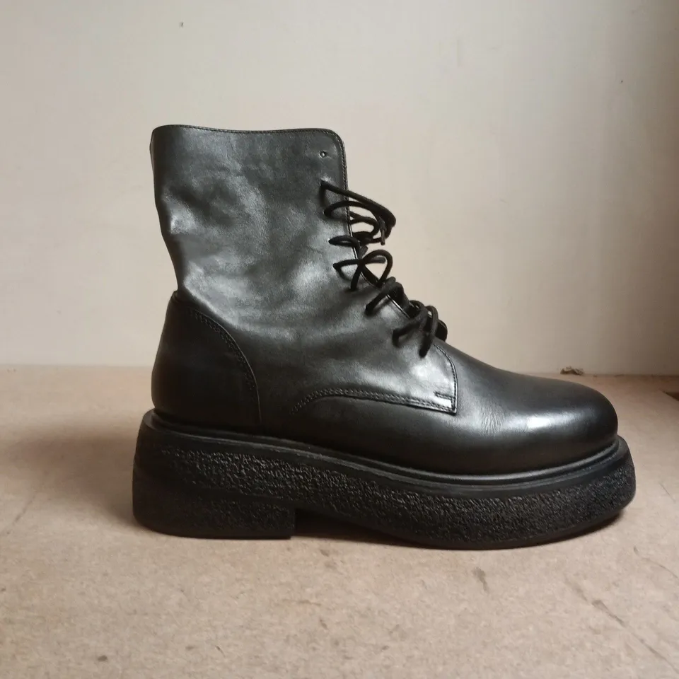 BOXED PAIR OF ASOS DESIGN BOOTS IN BLACK SIZE 6