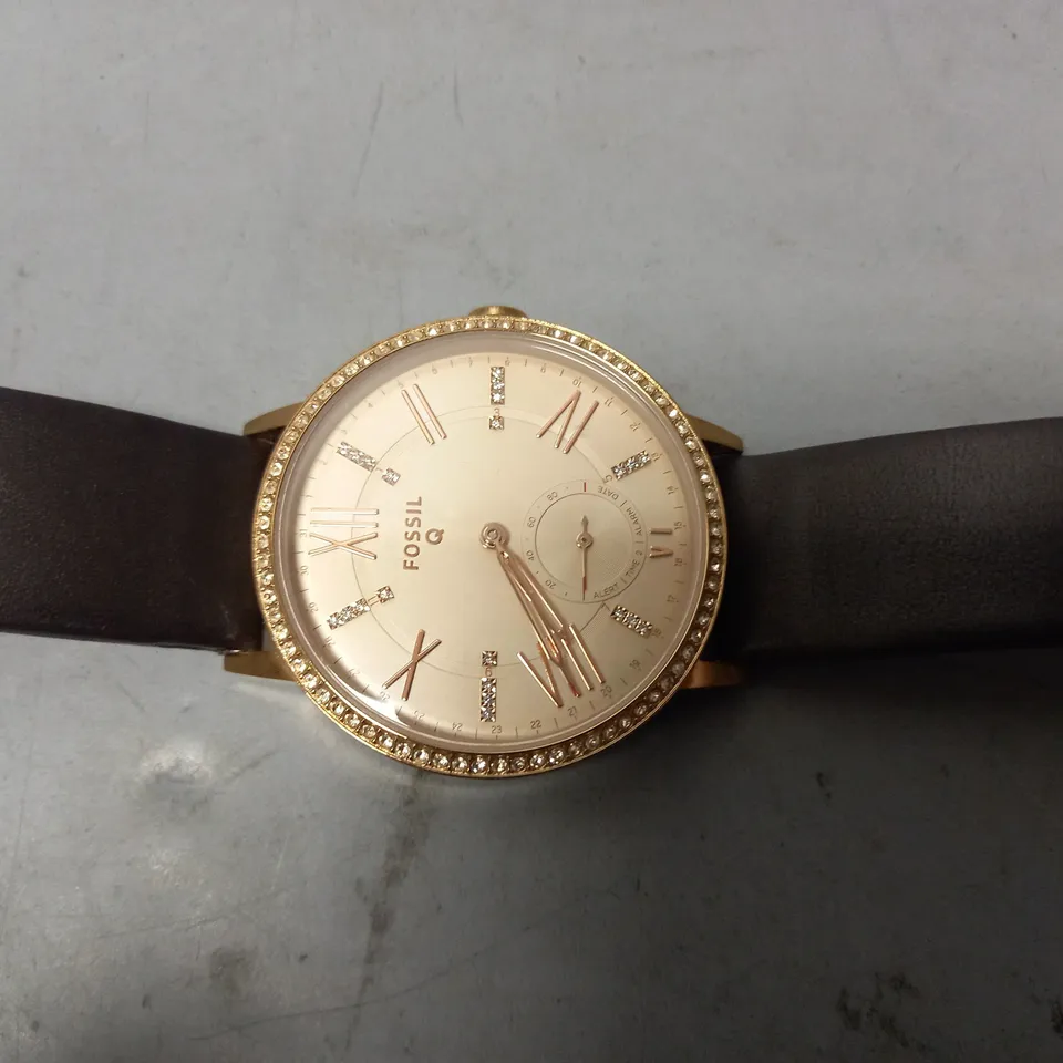 BOXED FOSSIL WATCH IN ROSE GOLD EFFECT W. BROWN LEATHER STRAPS