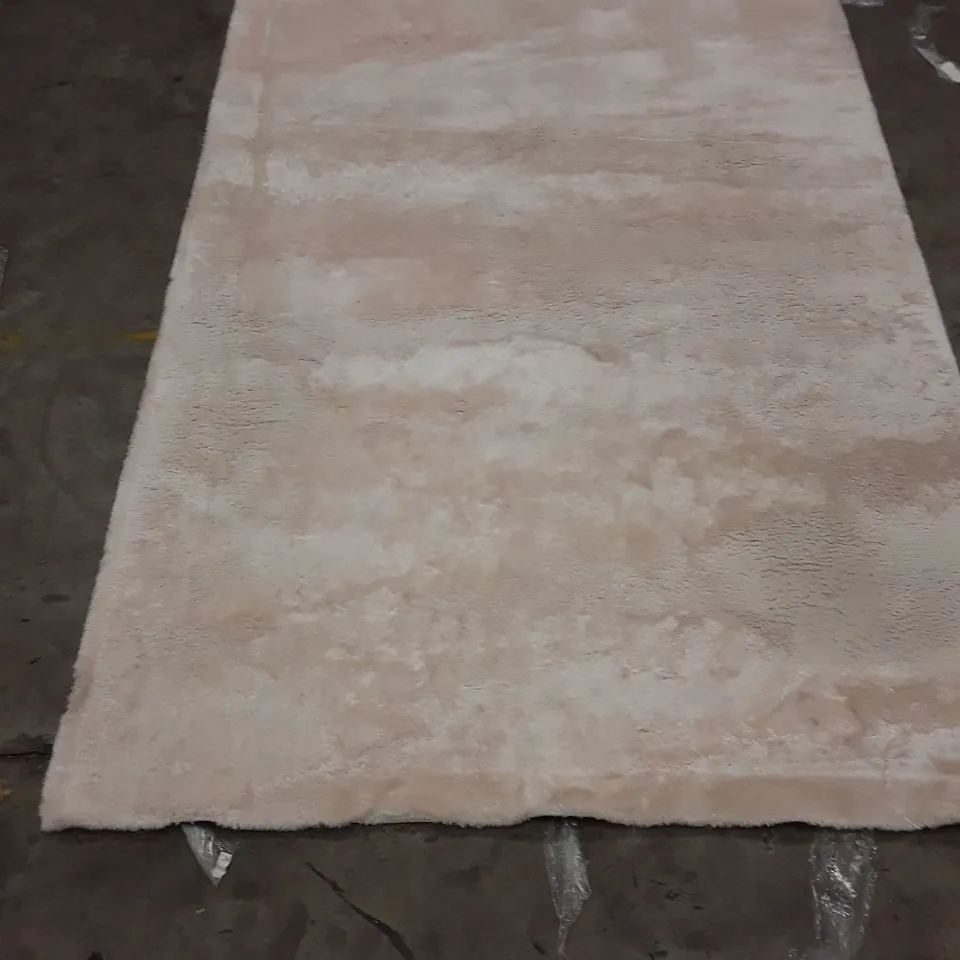 QUALITY DESIGNER AREA RUG // APPROX SIZE: 200 x 290cm