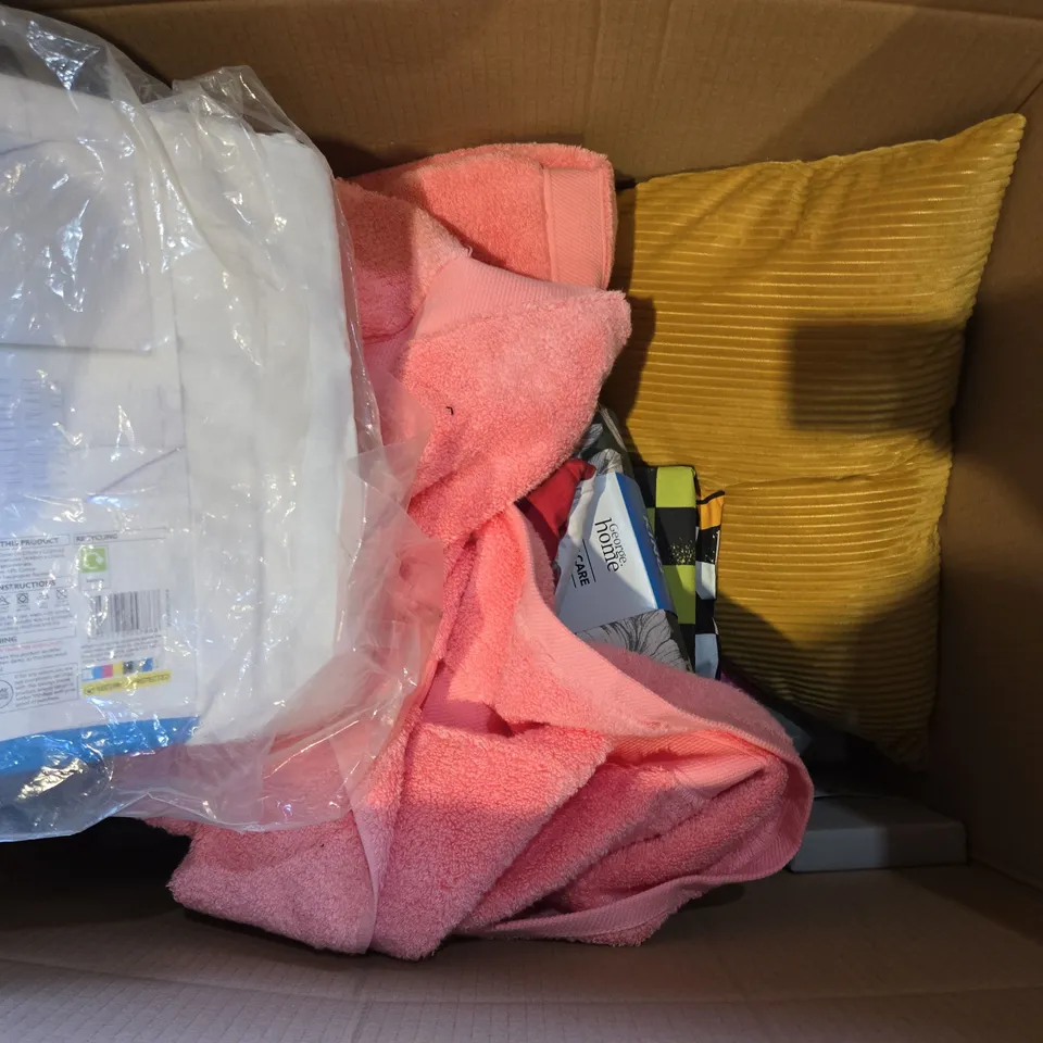 BOX OF APPROXIMATELY 10 ASSORTED BEDDING AND SOFT FURNISHING  ITEMS TO INCLUDE - FITTED SHEET , DUVET SET KING , DISNEY DUVET SET DOUBLE ETC