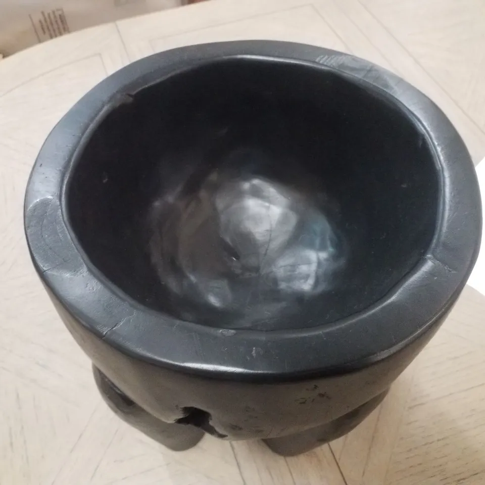 ROUND FOOTED PLANTER 