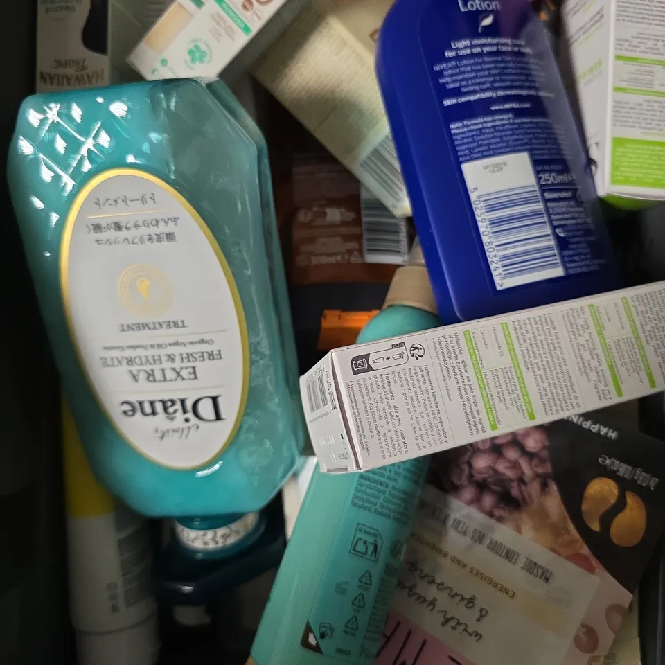 APPROXIMATELY 15 ASSORTED HEALTH & BEAUTY PRODUCTS TO INCLUDE CAFFEINE EYE MASK, NIVEA LOTION, HAWAIIAN TROPIC FACE CREAM ETC