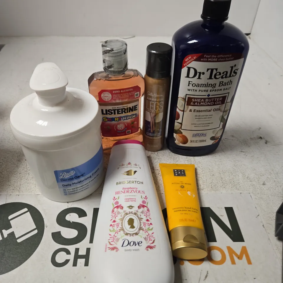 APPROXIMATELY 10 ASSORTED HEALTH & BEAUTY PRODUCTS TO INCLUDE MOUTHWASH, FOAMING BATH WASH, DOVE BODY WASH ETC