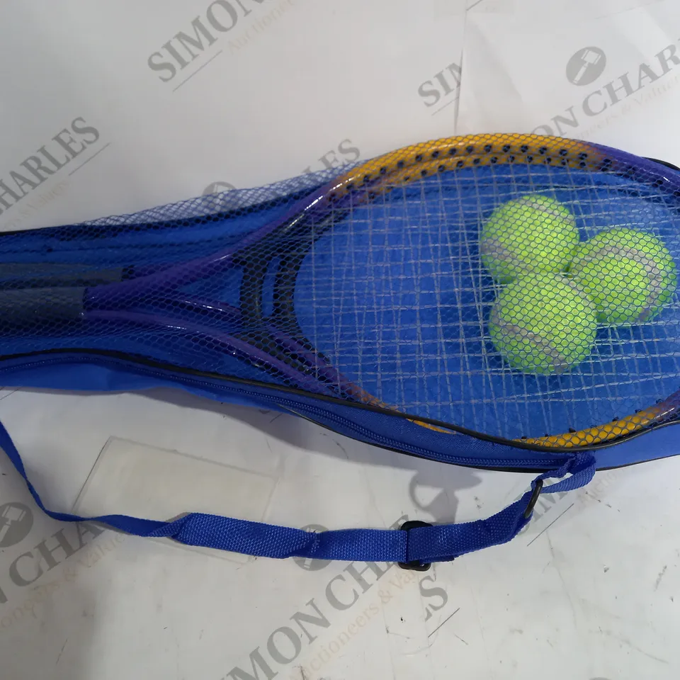 TENNIS SET TO INCLUDE TWO RACQUETS AND THREE BALLS