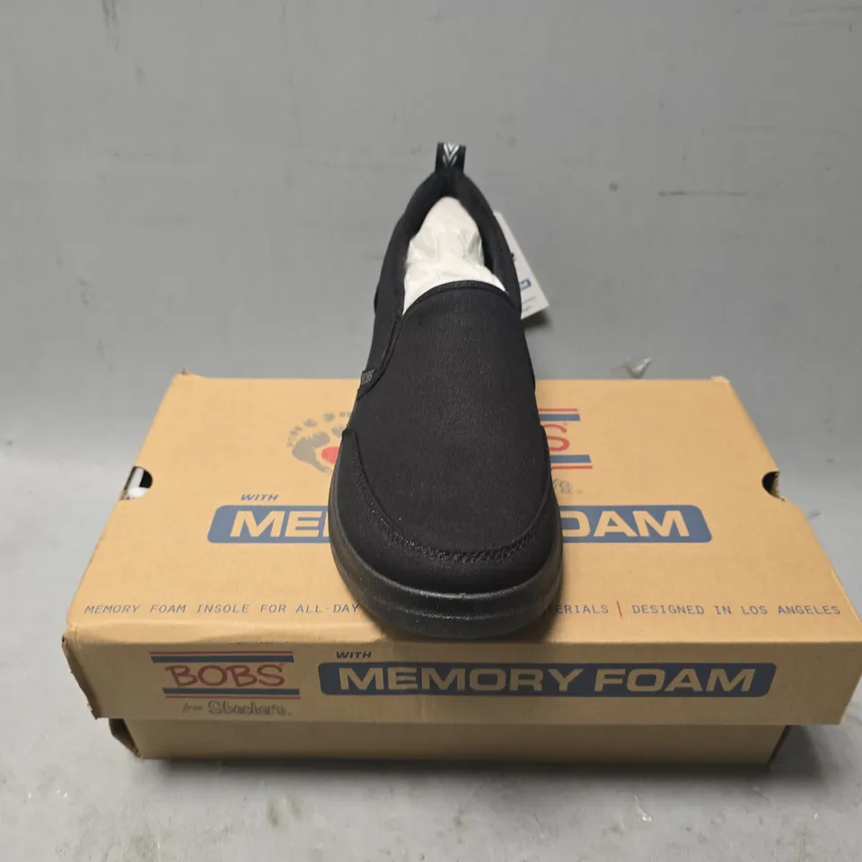 BOXED PAIR OF SKECHERS BOBS THAT MOMENT SHOE IN BLACK - UK 6