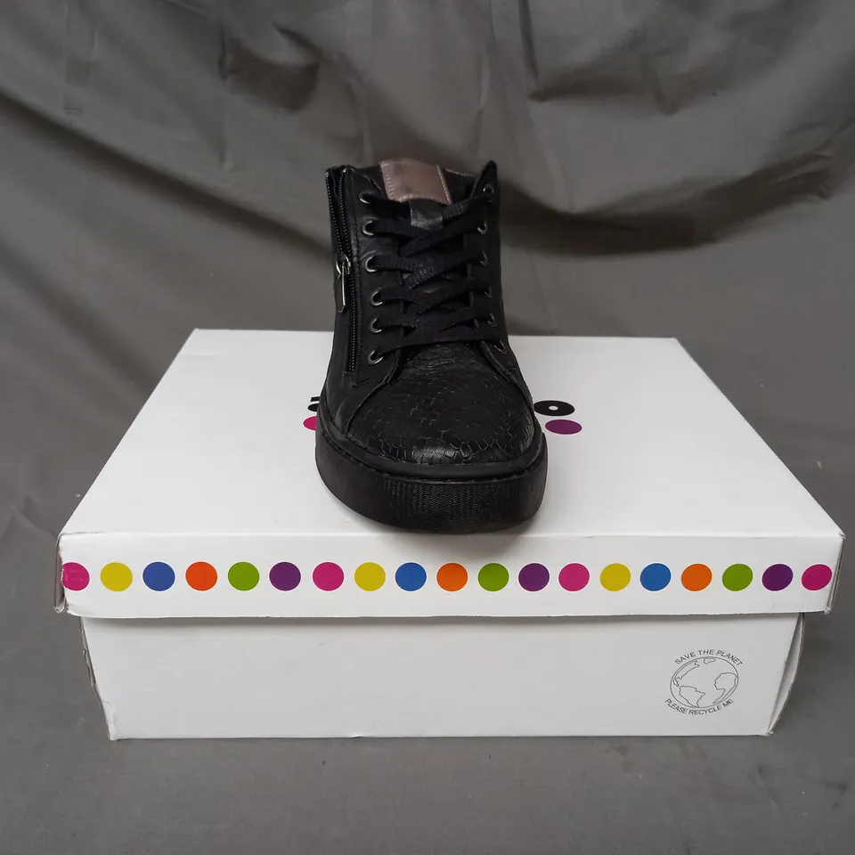 BOXED PAIR OF ADESSO LUNA ZIP TRAINERS IN BLACK SIZE 6
