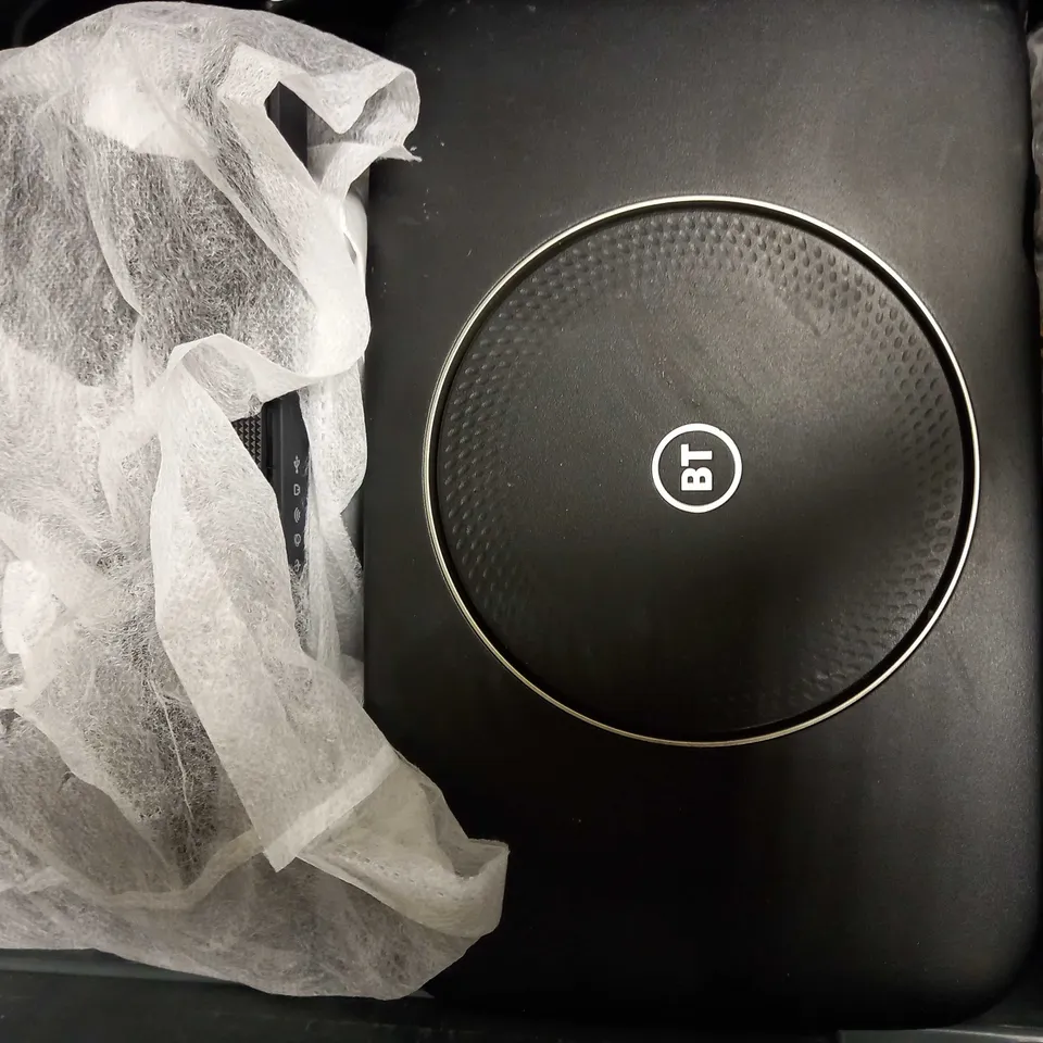 LOT OF APPROXIMATELY 10 ASSORTED ELECTRICAL ITEMS, TO INCLUDE ROUTER, CABLES, ETC