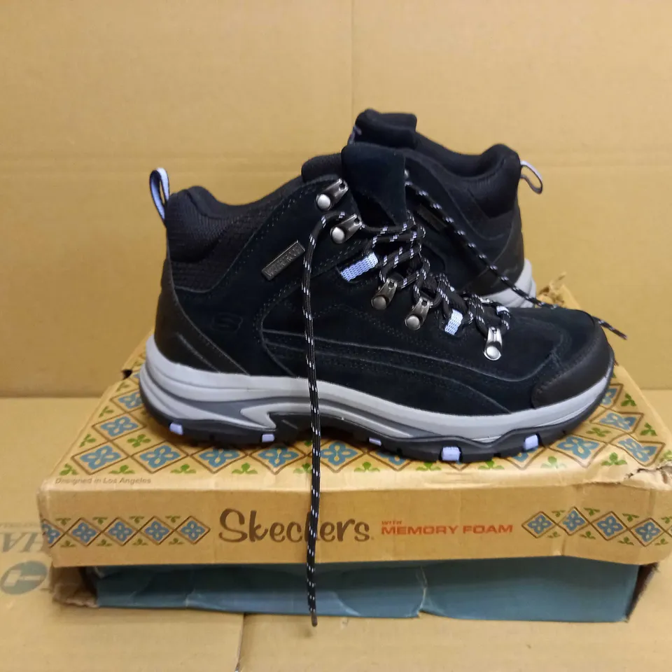 SKECHERS MEMORY FOAM HIKING BOOTS - SIZE 4.5
