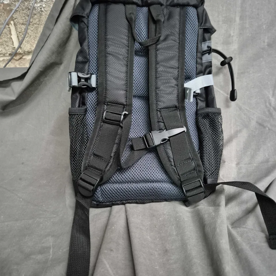 MOUNTAIN WAREHOUSE BACKPACK DAYPACK – BLACK