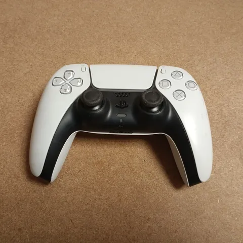 SONY PLAYSTATION 5 DUALSENSE WIRELESS CONTROLLER IN WHITE CFI-ZCT1W