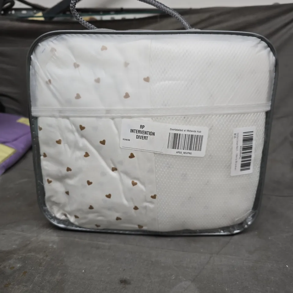 Baby nest lounger – white with small brown hearts (carry handle)