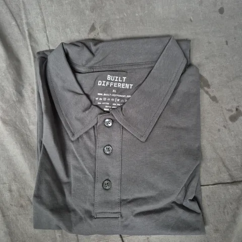 BUILT DIFFERENT POLO T‑SHIRT – CARBON, XL