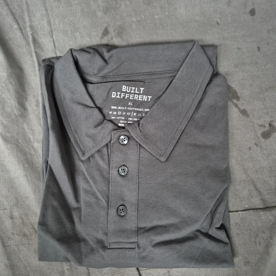 BUILT DIFFERENT POLO T‑SHIRT – CARBON, XL